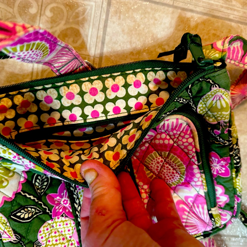 Vera Bradley crossbody purse- very pretty floral garden print